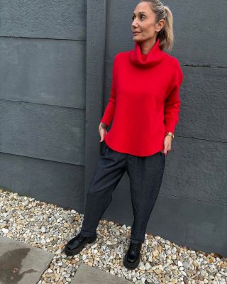 Červený rolák znovu skladem 🥰 https://www.butikn.cz/svetr-s-rolakem-4/